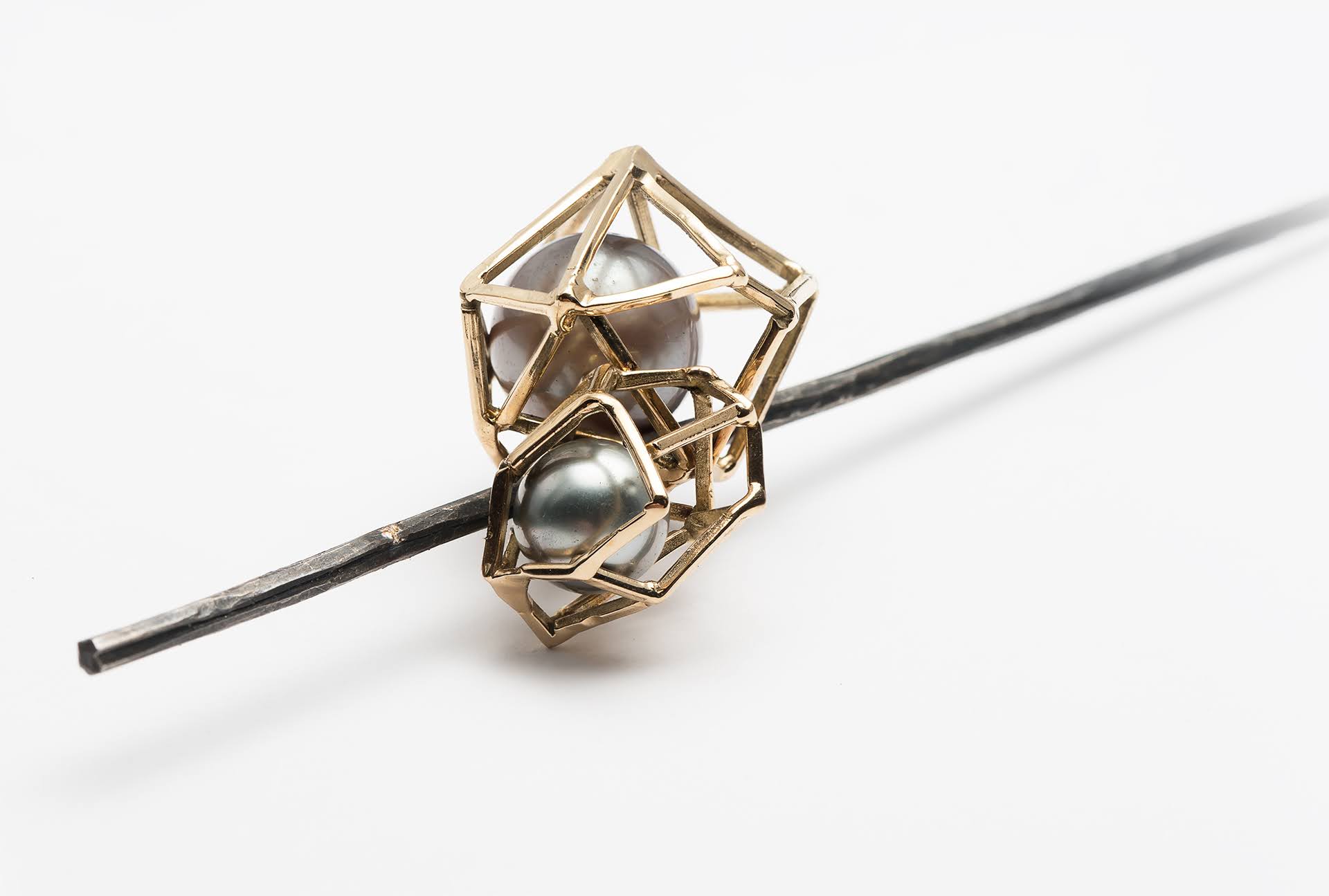 Aerei - Spilla in oro 18 kt, argento e perle tahitiane.