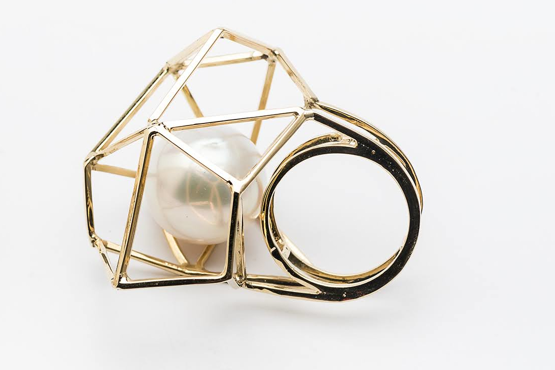 Aerei - Anello in oro 18 kt e perla australiana.