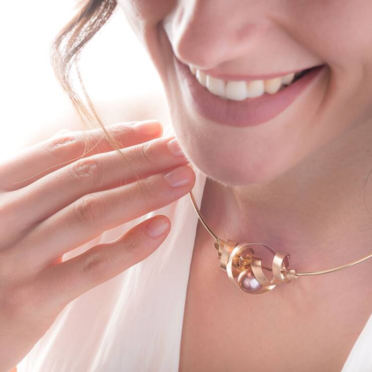 Nastri - Collana in oro 18 kt e perla rosa d’acqua dolce