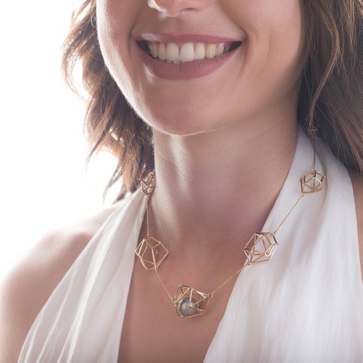 Aerei - Collana in oro 18 kt e perla tahitiana.